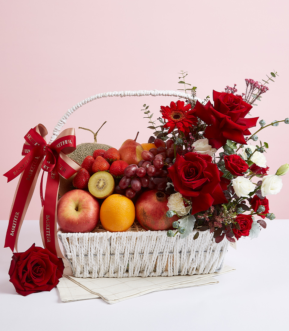 Giỏ hoa và trái cây tươi tông màu đỏ